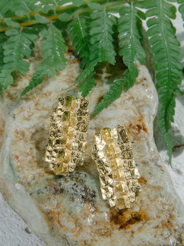 
            
                Load image into Gallery viewer, Wide Iguana Crest Earrings Gold
            
        